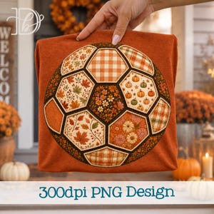 Könnte beinhalten: Ein rostorangefarbenes T-Shirt mit einer großen Fußballgrafik, die aus verschiedenen herbstlichen Mustern besteht, darunter Herbstblätter, orange-weißes Vichy-Karo, kleine Kürbisse und Blumenmuster, eingefasst in dunkelbraune Nähte.