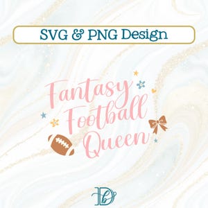 Puede incluir: Diseño digital con el texto "SVG & PNG Design" en una pancarta blanca y dorada. Las palabras "Fantasy Football Queen" están en escritura rosa, con un balón de fútbol marrón y elementos decorativos.