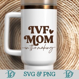 Mamá de FIV en ciernes, SVG Png, camiseta de mamá de FIV con corazón, suéter de nueva mamá, calcomanía para el auto de mamá, regalo del día de la madre, camiseta de nueva mamá, concientización sobre la infertilidad