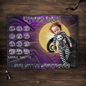Manta personalizada de Halloween para hitos de bebé - Esperando una pequeña pesadilla - Seguimiento mensual - Cumpleaños de Halloween - Varios tamaños
