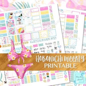 Può includere: Adesivi per planner settimanale stampabili a tema tropicale. Gli adesivi presentano un bikini rosa con fiori gialli, un ananas, una palma e altri elementi tropicali. Il testo "HOBONICHI WEEKLY PRINTABLE" è visualizzato in un carattere grande.