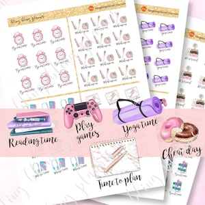 Könnte beinhalten: Ein Satz bedruckbarer Planer-Aufkleber mit verschiedenen Aktivitäten, darunter Lesezeit, Spiele spielen, Yoga-Zeit, Schummeltag und pünktlich sein. Die Aufkleber sind mit bunten Cartoon-Bildern und Texten illustriert.