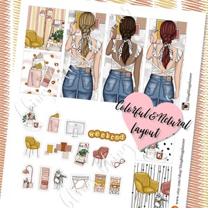 Op de afbeelding: Een set digitale planner stickers met een verscheidenheid aan kleurrijke en neutrale illustraties, waaronder vrouwen in jeans en witte shirts, stoelen, planten en een computer. De stickers zijn ontworpen voor gebruik in digitale planners en bevatten de tekst "weekend" en "Colorful & Neutral Layout".