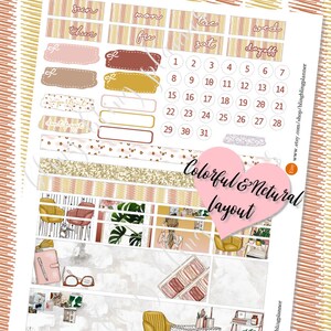 Op de afbeelding: Een set bedrukbare planner stickers met een neutraal kleurenpalet. De stickers bevatten een verscheidenheid aan ontwerpen, waaronder dagen van de week, nummers en een bloemenpatroon. De stickers zijn perfect om een ​​persoonlijke touch aan je planner toe te voegen.