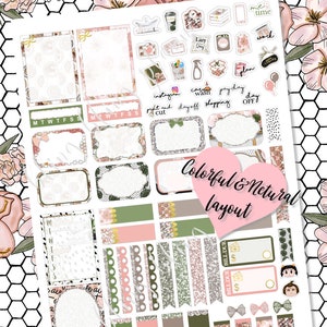 Puede incluir: Un conjunto de pegatinas imprimibles para planificadores con un tema floral. Las pegatinas presentan una variedad de dise&ntilde;os, incluyendo flores, hojas y formas geom&eacute;tricas. Las pegatinas son en tonos de rosa, verde y dorado. El texto "Colorful & Natural Layout" est&aacute; incluido en la hoja de pegatinas.