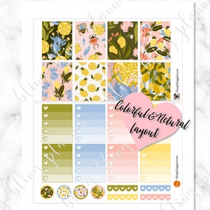 Puede incluir: Un conjunto de pegatinas imprimibles para planificadores con un tema de lim&oacute;n y flores. Las pegatinas incluyen una variedad de dise&ntilde;os, que incluyen limones, flores y un coraz&oacute;n con el texto "Colorful & Natural Layout".