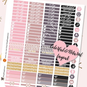 Pu&ograve; includere: Un set di adesivi per planner con uno schema di colori rosa, grigio e nero. Gli adesivi presentano vari design, tra cui fiocchi, gocce di pioggia e testo come "da fare", "piccole cose", "oggi", "appuntamento riprogrammato", "annullato", "da acquistare", "da pulire", "importante", "2 &euro; marted&igrave;", "Il mio tempo", "Priorit&agrave; massima", "Fuori dal lavoro Mattina", "Lavoro Pomeriggio", "Serata importante", "Bellezza", e altro ancora.