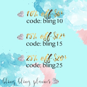 Pu&ograve; includere: Uno sfondo acquerellato blu e rosa con testo dorato che recita "10% di sconto su $6+ codice: bling10", "15% di sconto su $12+ codice: bling 15", e "25% di sconto su $20+ codice: bling25". Il testo "bling bling planner" &egrave; in basso nell'immagine.