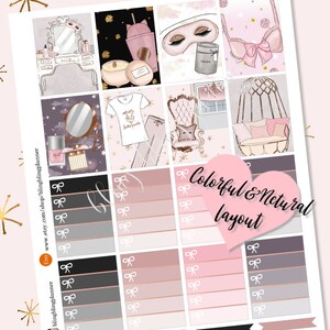 Pu&ograve; includere: Un set di adesivi per planner stampabili con uno schema di colori rosa, grigio e nero. Gli adesivi presentano illustrazioni di un mobiletto da toeletta, una maschera per dormire, un reggiseno, una sedia, un letto e uno specchio. Gli adesivi includono anche una variet&agrave; di fiocchi e il testo "Colorful & Netural layout".
