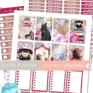 Peut inclure: Un ensemble d'autocollants de planificateur imprimables avec un chat noir, une couronne, un t&eacute;l&eacute;phone vintage et un motif floral rose. Les autocollants sont con&ccedil;us pour &ecirc;tre utilis&eacute;s avec un Happy Planner.