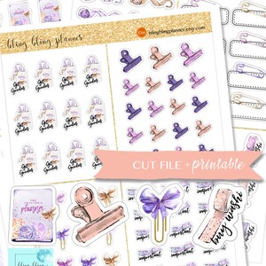 Puede incluir: Una hoja de pegatinas para planificador digital con un esquema de color morado, rosa y dorado. La hoja incluye varias pegatinas, incluyendo lazos, clips, cinta washi y bolsas de regalo. El texto "Get Goodies" aparece en las bolsas de regalo. El texto "bling bling planner" aparece en la parte inferior de la hoja.