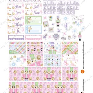 Peut inclure: Un ensemble d'autocollants de planificateur imprimables sur le th&egrave;me du Casse-Noisette. Les autocollants comprennent un calendrier, les jours de la semaine, une section pour les factures &agrave; payer et diverses illustrations sur le th&egrave;me du Casse-Noisette. Les autocollants sont con&ccedil;us dans un sch&eacute;ma de couleurs rose et vert avec des accents dor&eacute;s.