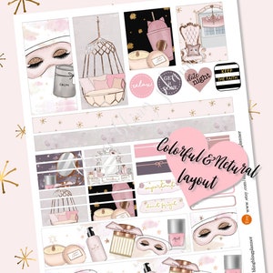 Pu&ograve; includere: Un set di adesivi per planner stampabili con uno schema di colori rosa e oro. Gli adesivi presentano illustrazioni di candele, maschere per gli occhi e altri articoli rilassanti. Il testo sugli adesivi include "relax", "get it done", "date night", "keep the faith", "important", e "don't forget".