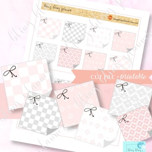 以下が含まれることがあります： チェック柄、花柄、ロゴデザインなど、さまざまなパターンが施された、印刷可能なプランナーステッカーのコレクション。各ステッカーには黒いリボンとカールした角が付いています。「CUT FILE + printable」の文字が見えます。