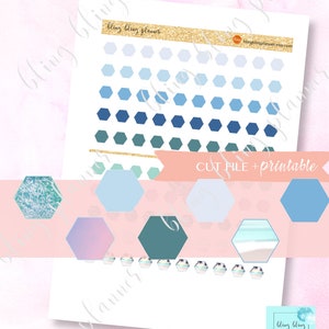 Puede incluir: Una hoja imprimible de pegatinas hexagonales en tonos de azul, verde y blanco. La hoja también incluye algunas pegatinas hexagonales más grandes con diseños de playa y océano. El texto "CUT FILE + printable" está en la parte superior de la hoja.
