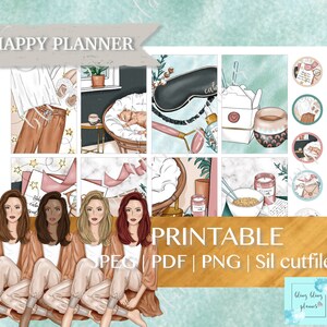 Może przedstawiać: Drukowane naklejki do planera z ilustracjami kobiet w piżamach, kotem, filiżanką kawy, świecą, miską z płatkami śniadaniowymi i pojemnikiem na wynos. Tekst "HAPPY PLANNER" i "PRINTABLE PDF | PNG | Sil cutfile" jest r&oacute;wnież zawarty.
