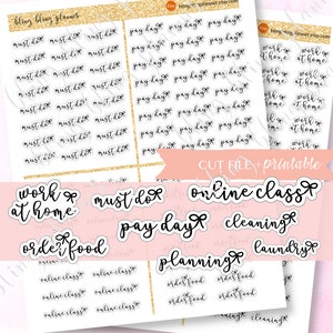 Op de afbeelding: Een set bedrukbare planner stickers met zwarte tekst op een witte achtergrond. De stickers bevatten zinnen zoals "moet doen", "betaaldag", "thuiswerken", "online cursus", "eten bestellen", "plannen", "schoonmaken" en "was".