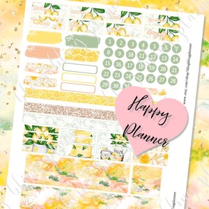 Puede incluir: Un conjunto de pegatinas de planificador imprimibles con un tema de lim&oacute;n. Las pegatinas incluyen los d&iacute;as de la semana, n&uacute;meros y un logotipo de Happy Planner. Las pegatinas est&aacute;n sobre un fondo blanco con un dise&ntilde;o de acuarela amarillo y rosa.