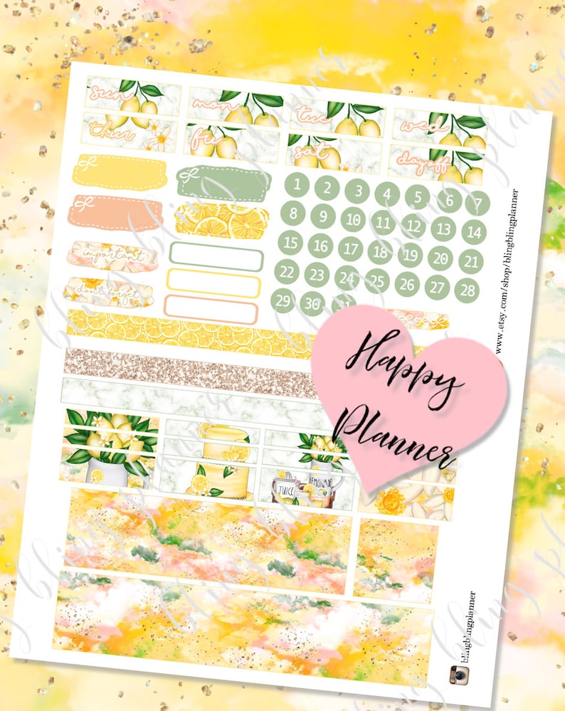 Puede incluir: Un conjunto de pegatinas de planificador imprimibles con un tema de lim&oacute;n. Las pegatinas incluyen los d&iacute;as de la semana, n&uacute;meros y un logotipo de Happy Planner. Las pegatinas est&aacute;n sobre un fondo blanco con un dise&ntilde;o de acuarela amarillo y rosa.