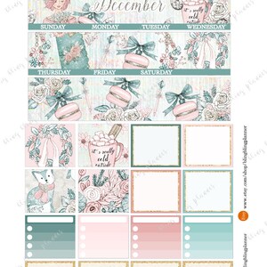 Puede incluir: Un planificador de diciembre imprimible con un tema de invierno. El planificador tiene un esquema de color azul claro y rosa con dise&ntilde;os florales y copos de nieve. El planificador incluye casillas diarias para cada d&iacute;a de la semana, as&iacute; como una secci&oacute;n para notas y listas de tareas.