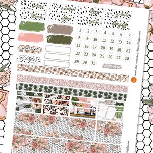 Puede incluir: Un conjunto de pegatinas de planificador imprimibles con dise&ntilde;os florales, tazas de caf&eacute; y un calendario con los d&iacute;as de la semana y los n&uacute;meros del 1 al 31. Las pegatinas est&aacute;n dise&ntilde;adas para usar en un planificador o diario.
