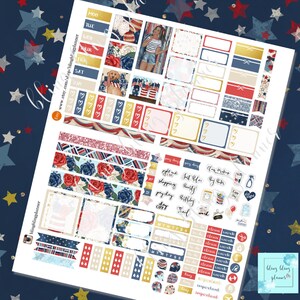 K&ouml;nnte beinhalten: Ein Satz bedruckbarer Planer-Aufkleber mit einem rot-wei&szlig;-blauen patriotischen Thema. Die Aufkleber zeigen Sterne, Streifen, Herzen, Blumen und andere Designs. Die Aufkleber sind perfekt, um Ihrem Planer einen Hauch von Americana zu verleihen.