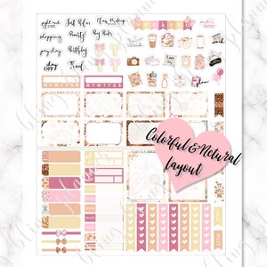 Puede incluir: Un conjunto de pegatinas de planificador imprimibles con un esquema de color rosa y dorado. Las pegatinas presentan varios dise&ntilde;os, incluidos patrones florales, lazos y texto como "Just Relax", "Weekend" y "Lazy Day".