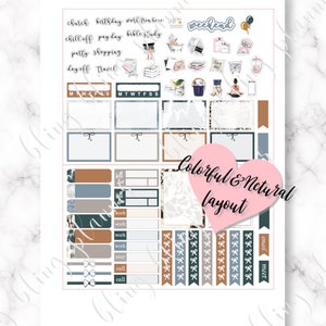 Pu&ograve; includere: Un foglio di adesivi per planner stampabile con una tavolozza di colori neutri di marrone, grigio e blu. Gli adesivi presentano una variet&agrave; di design, tra cui un cuore, fiocchi e caselle di testo. Il testo sugli adesivi include "weekend", "bolletta scaduta", "lavoro", "etsy", "chiamata", "email" e "incontro".