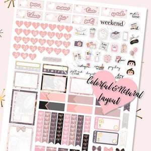 Pu&ograve; includere: Un set di adesivi per planner rosa e oro con una variet&agrave; di design, tra cui cuori, fiocchi e testo. Gli adesivi sono disposti in una griglia su uno sfondo bianco. Il testo sugli adesivi include "sun", "mon", "tue", "wed", "weekend", "work", "lazy day", "plan", "payday", "day off", "bill due", "instagram", "print and cut", "day off", "colorful & natural layout".