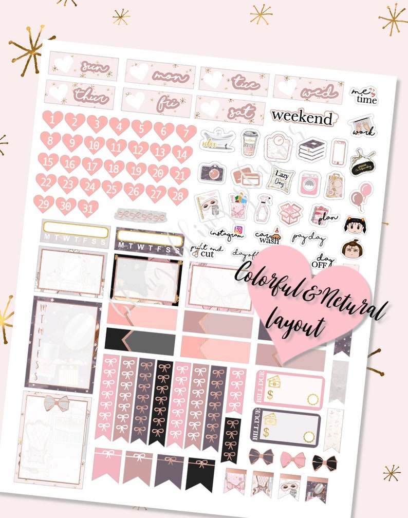 Pu&ograve; includere: Un set di adesivi per planner rosa e oro con una variet&agrave; di design, tra cui cuori, fiocchi e testo. Gli adesivi sono disposti in una griglia su uno sfondo bianco. Il testo sugli adesivi include "sun", "mon", "tue", "wed", "weekend", "work", "lazy day", "plan", "payday", "day off", "bill due", "instagram", "print and cut", "day off", "colorful & natural layout".