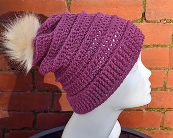 Bonnet ample violet au crochet avec pompon beige