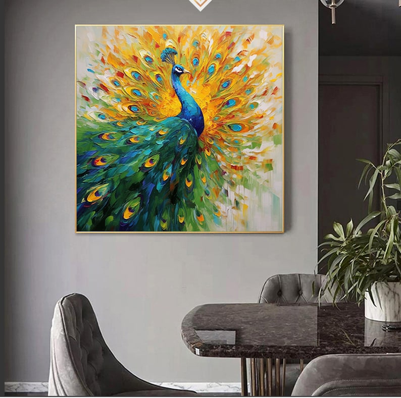 Op de afbeelding: Een schilderij van een pauw met zijn staartveren uitgespreid. De pauw is blauw en groen met gele accenten. De achtergrond is een mix van wit, geel en groen.