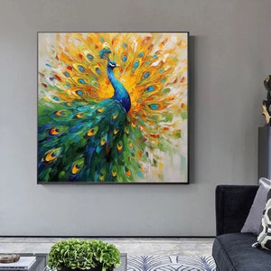 Op de afbeelding: Een schilderij van een pauw met zijn staartveren uitgespreid. De pauw is blauw, groen en geel. De achtergrond is een mix van geel, wit en blauw.