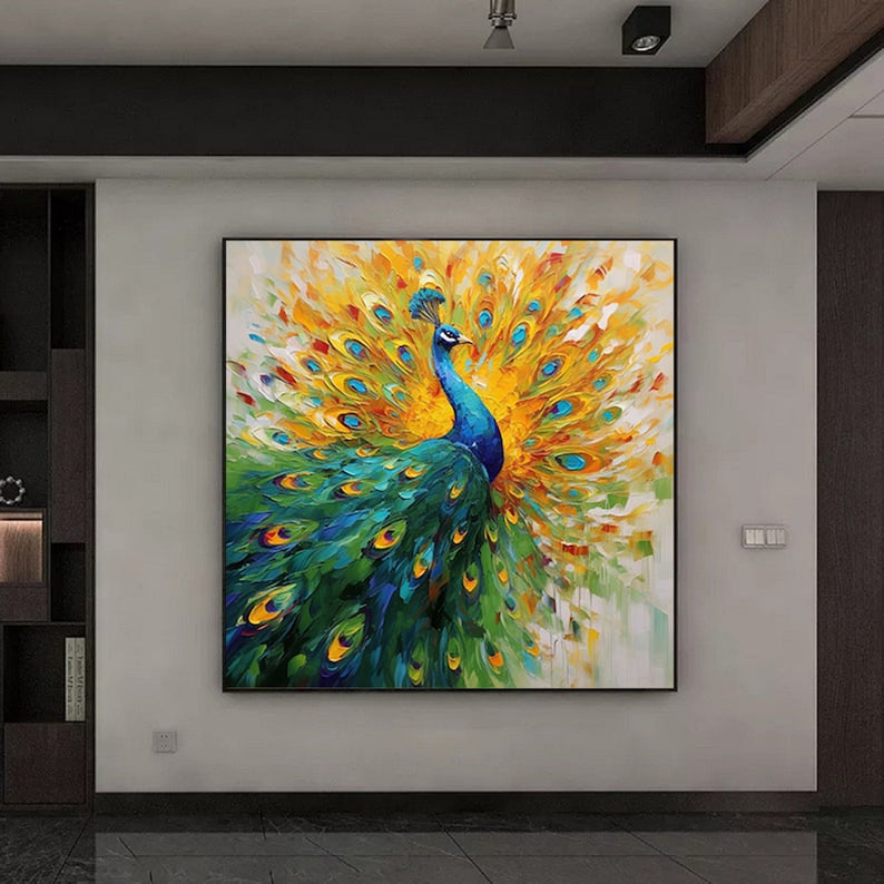 Op de afbeelding: Een schilderij van een pauw met zijn staartveren uitgespreid. De pauw is blauw en groen met gele en witte accenten. De achtergrond is een mix van geel, wit en blauw.