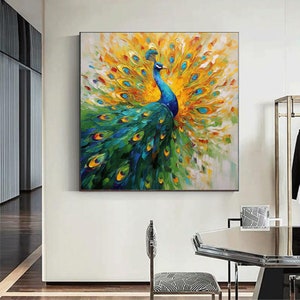 Op de afbeelding: Een schilderij van een pauw met zijn veren uitgespreid in een waaier. De pauw is blauw en groen met gele accenten. De achtergrond is een mix van geel, oranje en wit.