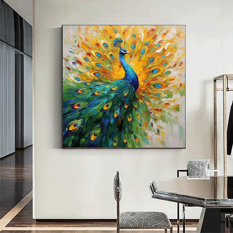 Op de afbeelding: Een schilderij van een pauw met zijn veren uitgespreid in een waaier. De pauw is blauw en groen met gele accenten. De achtergrond is een mix van geel, oranje en wit.