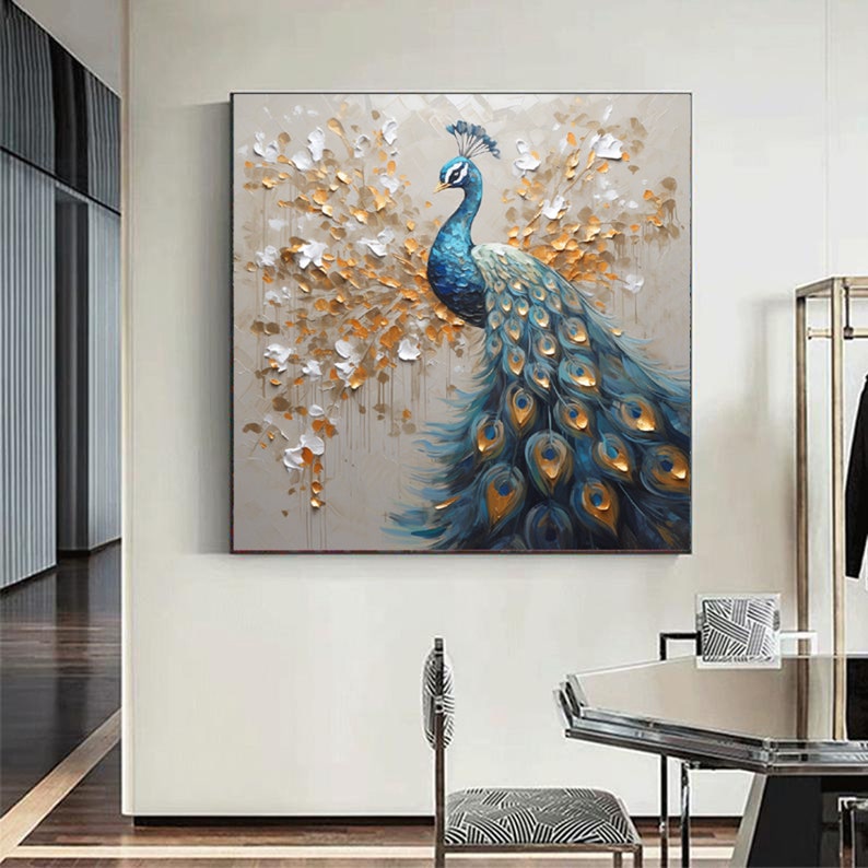 K&ouml;nnte beinhalten: Ein Gem&auml;lde eines Pfaus mit ausgebreiteten Schwanzfedern. Der Pfau ist blau und gr&uuml;n mit goldenen Akzenten. Der Hintergrund ist hellbraun mit wei&szlig;en und goldenen Akzenten.