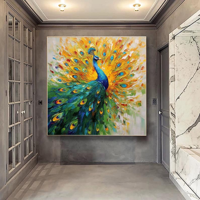 Op de afbeelding: Een schilderij van een pauw met zijn staartveren uitgespreid in een kleurrijke weergave. De pauw is blauw en groen, en de veren zijn geel, groen en blauw.