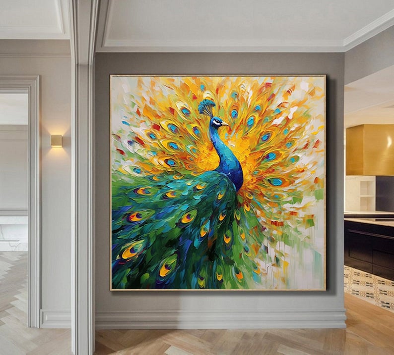 Op de afbeelding: Een schilderij van een pauw met zijn veren uitgespreid in een kleurrijke vertoning. De pauw is blauw en groen met gele en oranje accenten. De achtergrond is een wit canvas met hints van geel en oranje.