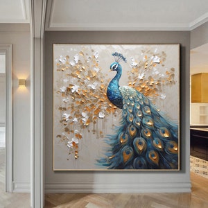 K&ouml;nnte beinhalten: Ein Gem&auml;lde eines Pfaus mit ausgebreiteten Schwanzfedern. Der Pfau ist blau und gr&uuml;n mit goldenen Akzenten. Der Hintergrund ist hellbeige mit wei&szlig;en und goldenen Akzenten.