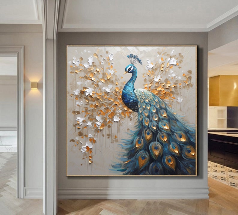 K&ouml;nnte beinhalten: Ein Gem&auml;lde eines Pfaus mit ausgebreiteten Schwanzfedern. Der Pfau ist blau und gr&uuml;n mit goldenen Akzenten. Der Hintergrund ist hellbeige mit wei&szlig;en und goldenen Akzenten.