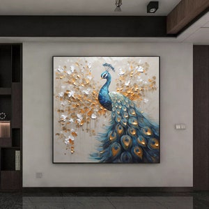 K&ouml;nnte beinhalten: Ein Gem&auml;lde eines Pfaus mit blauen und gr&uuml;nen Federn. Der Pfau steht auf einem beigefarbenen Hintergrund mit goldenen und wei&szlig;en Akzenten.