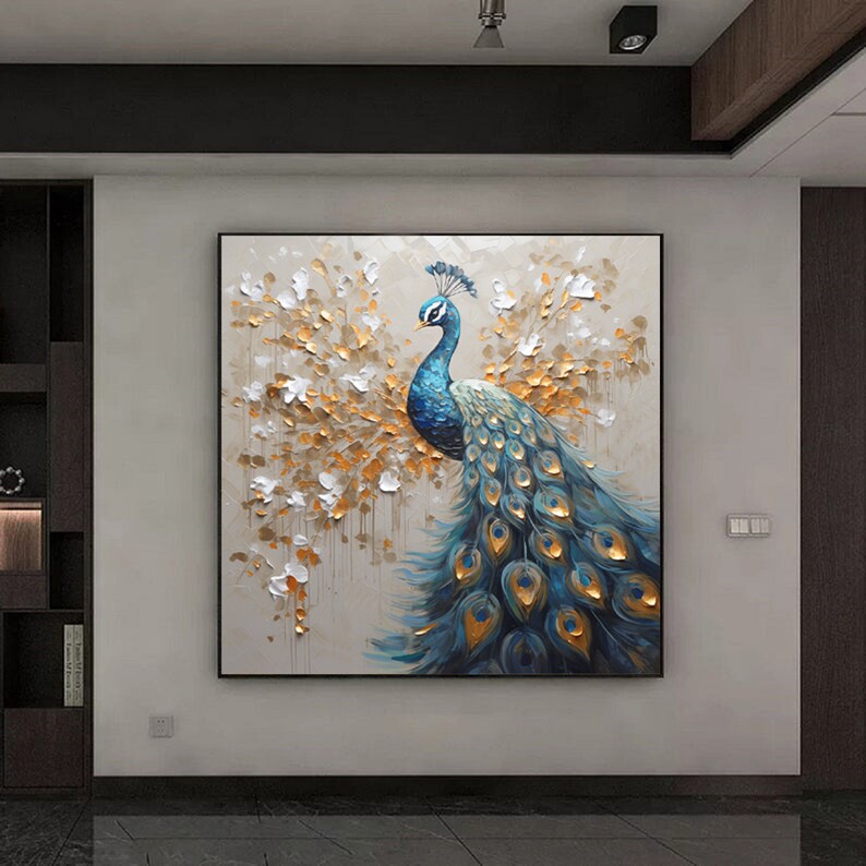 K&ouml;nnte beinhalten: Ein Gem&auml;lde eines Pfaus mit blauen und gr&uuml;nen Federn. Der Pfau steht auf einem beigefarbenen Hintergrund mit goldenen und wei&szlig;en Akzenten.