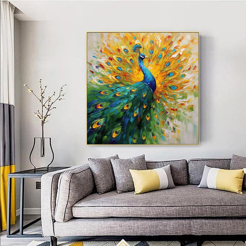 Op de afbeelding: Een schilderij van een pauw met zijn staartveren uitgespreid. De pauw is blauw en groen met gele accenten. De achtergrond is lichtgeel en wit.