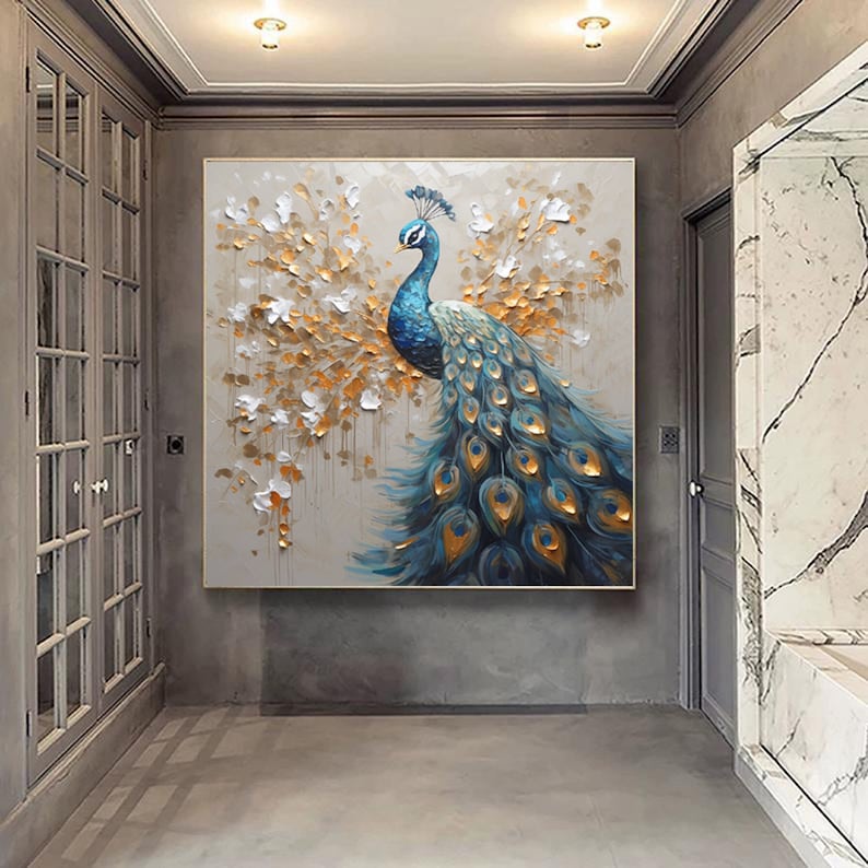 K&ouml;nnte beinhalten: Ein Gem&auml;lde eines Pfaus mit blauen und gr&uuml;nen Federn und goldenen Akzenten. Der Pfau steht auf einem wei&szlig;en und goldenen Hintergrund.