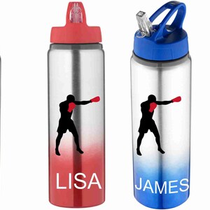Puede incluir: Cuatro botellas de agua de acero inoxidable con un gr&aacute;fico de boxeador y nombres personalizados. Las botellas son rojas, azules y plateadas con un efecto degradado. Los nombres son "Dave", "Lisa", "James" y "Katie".