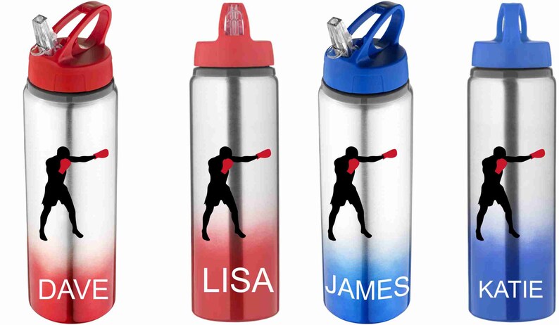 Puede incluir: Cuatro botellas de agua de acero inoxidable con un gr&aacute;fico de boxeador y nombres personalizados. Las botellas son rojas, azules y plateadas con un efecto degradado. Los nombres son "Dave", "Lisa", "James" y "Katie".