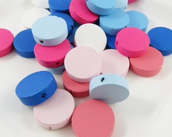 Puede incluir: Surtido de cuentas redondas de madera en colores rosa, azul y blanco. Las cuentas tienen un agujero en el centro para enhebrar.