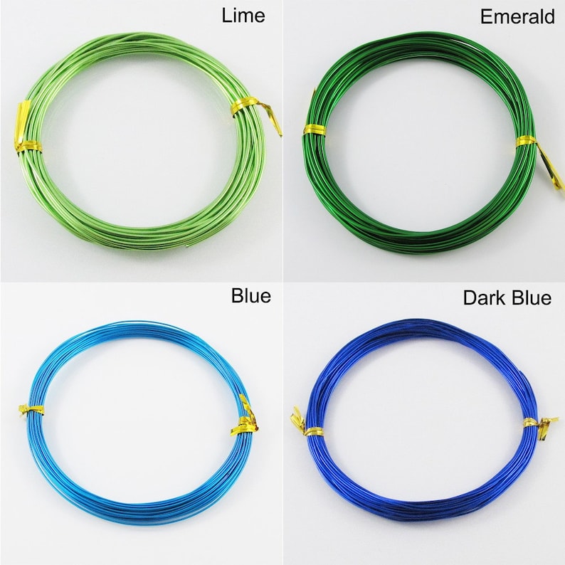 Op de afbeelding: Vier spoelen met gekleurde draad, elk gewikkeld in een cirkel. De kleuren zijn limoengroen, smaragdgroen, blauw en donkerblauw.