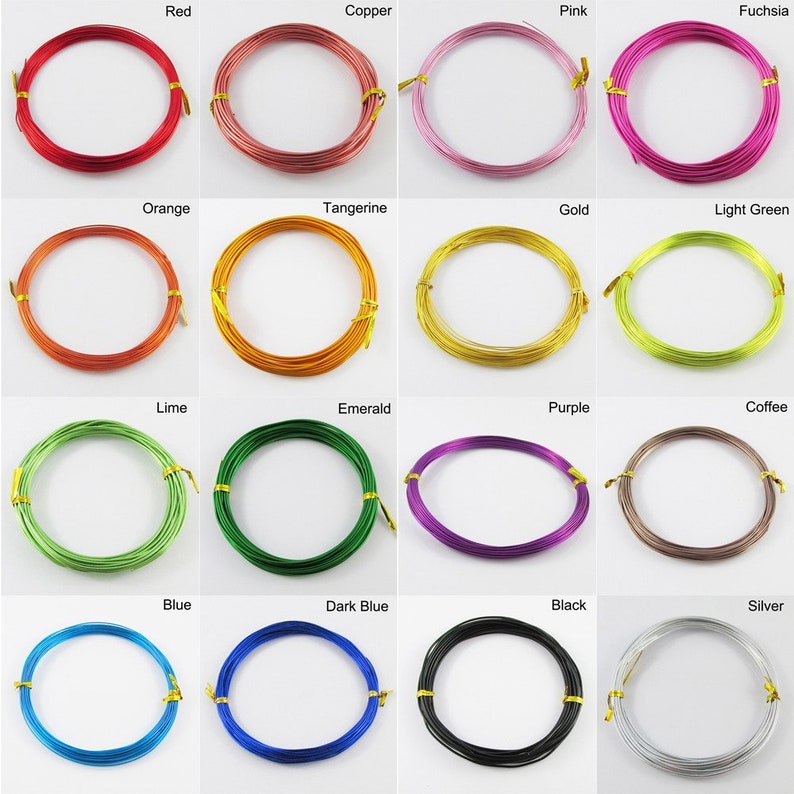 Op de afbeelding: Assortiment van 16 spoelen met gekleurde ambachtelijke draad. De draad is gerangschikt in vier rijen van vier spoelen. De kleuren zijn rood, koper, roze, fuchsia, oranje, mandarijn, goud, lichtgroen, limoen, smaragd, paars, koffie, blauw, donkerblauw, zwart en zilver.